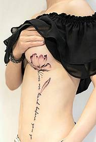 Tattoo ҷолиби англисӣ дар қисми секси духтар