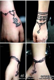 Un modellu stilatu è bello di tatuaggi di braccialetti chì piace e ragazze