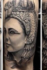 Natuurlike pragtige Egiptiese vrou met verskillende voël tatoeëring patrone