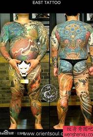 Un fantastico modello maschile di tatuaggi di leone e calamari per tutto il corpo