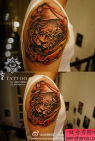 Modello di tatuaggio del leone Tang maschile prepotente braccio