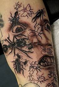 Ang mga lalaki nga armado nga klasiko maayo nga hitsura sa itum ug puti nga paghulagway sa tattoo sa tattoo
