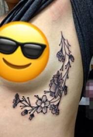 No lado do peito de rapaza na planta negra liña sinxela foto de tatuaxe de flores