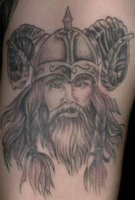 Црно-бели викиншки узорак тетоваже ратника