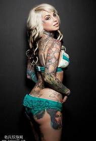 Όμορφη τατουάζ γυναίκα