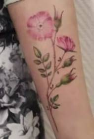 27組喜歡小清新彩色花卉紋身圖案的女孩