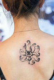 Tatuaggio piccolo totem per piccole ragazze fresche