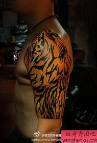 Мужская рука супер красивый рисунок татуировки леопарда