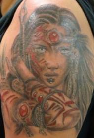 Красиво момиче с червен племето татуировка модел