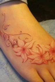 En gruppe jenter elsker det super vakre, hvite usynlige tatoveringsmønsteret