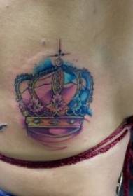 Crown tattoo illustrasie 8 elegante en elegante kroon tatoeëringspatrone