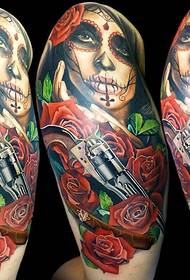 ແມ່ຍິງທີ່ມີ tattoo pistol