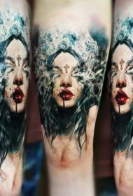 Krásný tajemný ženský portrét se zkříženýma nohama tetování vzorem