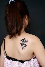Maliit na dragon totem tattoo sa balikat