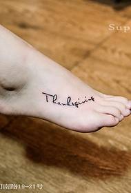 Tatuaggio sul collo del piede alfabeto inglese carino