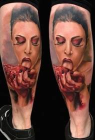 Χρώμα σκύλου τρόμου τρόμου αιματηρή γυναίκα με τατουάζ καρδιά