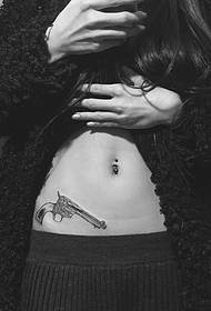 Tatuaj de arme pe talia unei fete