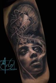 Ritratto femminile grigio nero creativo con il modello decorato del tatuaggio delle meduse