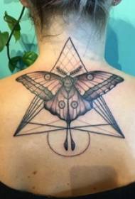 Mergaitės kaklas už juodų kabinimo patarimų, geometrinių linijų trikampiai ir drugelio tatuiruotės paveikslėliai