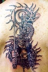 Dragón malvado y patrón de tatuaje de lucha guerrero