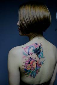 Modello di tatuaggio di personalità che mescola sangue e inchiostro alla schiena della ragazza