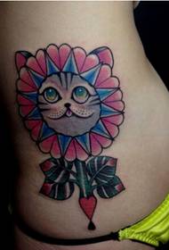 Gatto femminile che lecca il tatuaggio del gatto girasole
