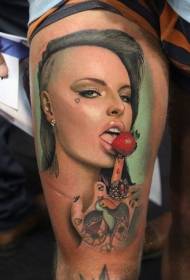 Dij realistische realistische portret van sexy vrouw met aardbei tattoo patroon