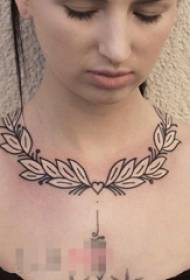 გოგონა მხრის შავი ხაზის კრეატიული 3D ლამაზი ყელსაბამის tattoo სურათი