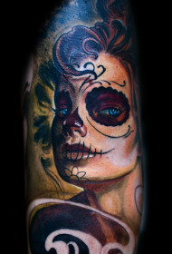 Warna lengan tato tradisional Meksiko potret wanita
