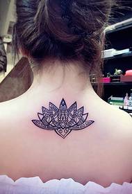 Svartvitt lotus tatueringsmönster under halsen