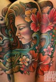 Retrat de dona colorida amb braç de l'escola vella amb patrons de tatuatges de flors