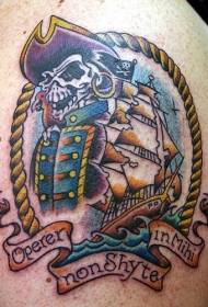 Pečių spalvos piratų kaukolės ir senos valties tatuiruotės paveikslėlis