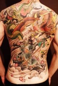 Berniuko mėgstamiausias vyraujančio gyvūno kario ir drakono tatuiruotės modelis