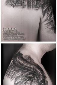 Šaltas driežo tatuiruotės modelis nuo rankos iki peties