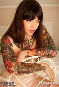 Европейска и американска мода жена татуировка модел