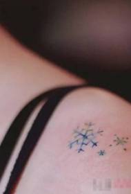 Los hombros de la colegiala pintaron la imagen del tatuaje del copo de nieve de la línea de degradado