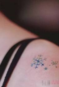 Ang mga abaga sa eskolmet nagpintal sa gradient nga linya sa hulagway sa tattoo sa snowflake