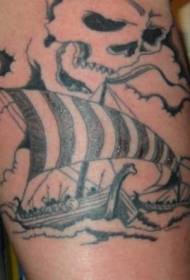 Ben sort / hvid piratskib i himmel tatoveringsmønster