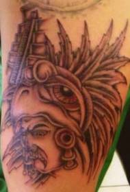 Gerra aztekaria piramidearen tatuaje ereduarekin