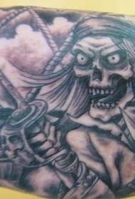 Rankos juodos rudos piktos piratų kaukolės tatuiruotės modelis