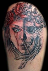 Kobiece nogi w kolorze pół kobiety pół tatuaż czaszki wzór