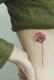 Una serie di piccoli tatuaggi freschi per ragazze