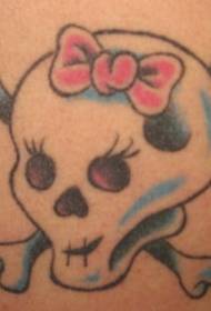 I-Belly color girl skull kunye ne-crossbones tattoo