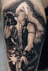 Retrat de la cantant en blanc i negre patró de tatuatge de braç gran