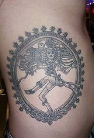 Donna indiana misteriosa foto di tatuaggio cù balli di gambe