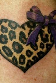 Wokongola mtsikana mtima leopard kusindikiza ndi uta tattoo tattoo