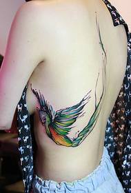 Tatuajes de pájaros coloridos que vuelan sobre la piel de las chicas