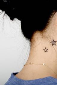 Μικρό τατουάζ αστέρι πίσω από το αυτί