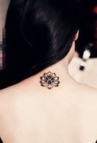 Dziewczyny za szyją czarne kreatywne piękne zdjęcia tatuażu lotosu