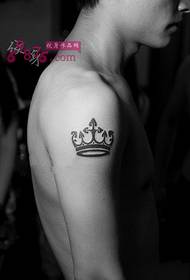 Guttesvart krone totem tatovering